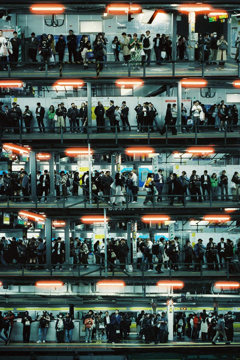 A multi-panel image shows many people waiting on different levels of a train station platform.