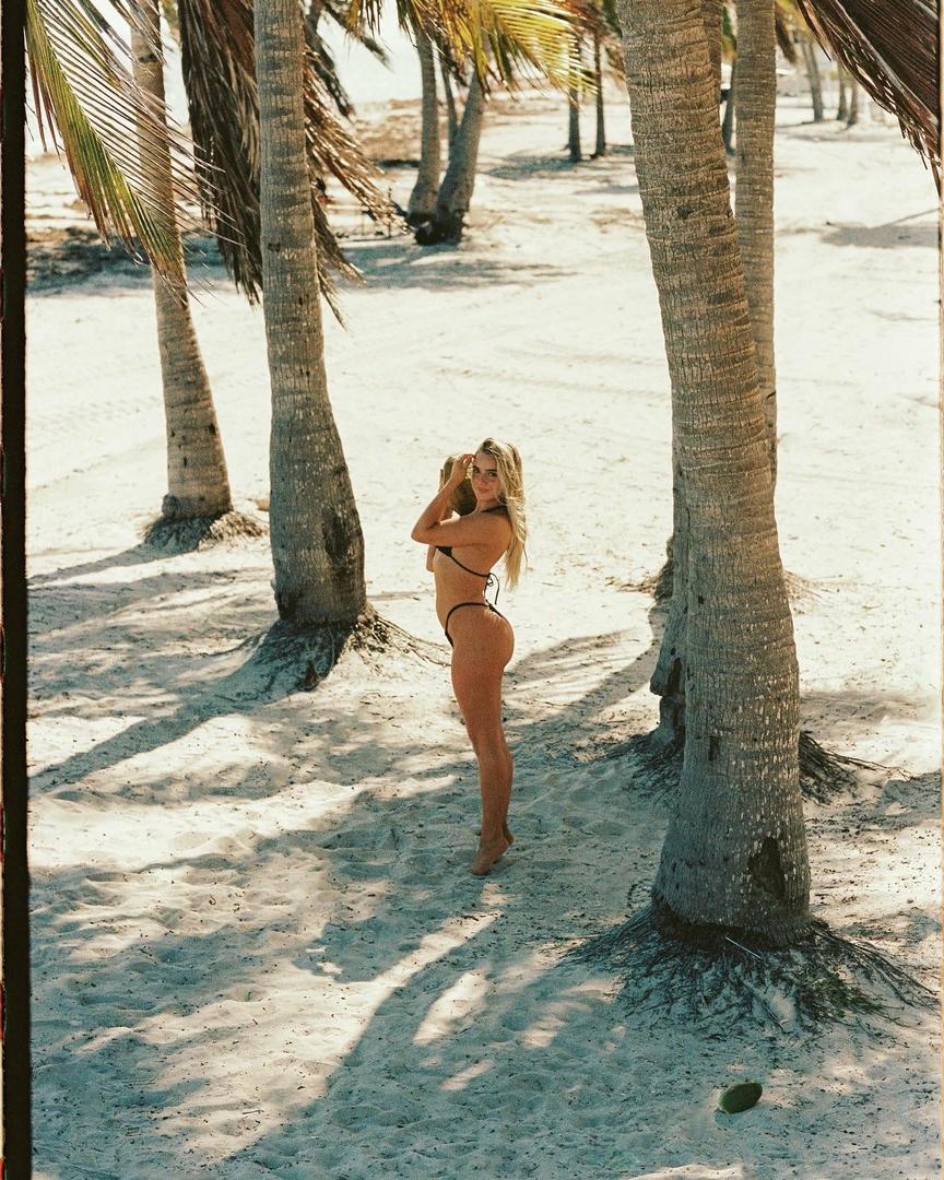 Casey Niles in Miami (Canon Elan Portra 400), shot on CANON EOS 100