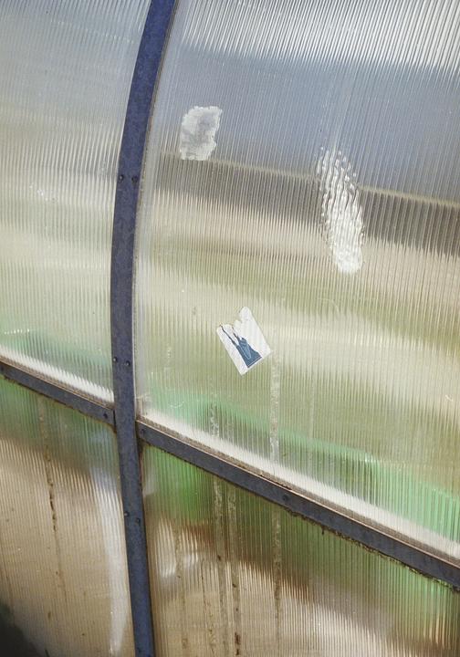 A sticker of the Statue of Liberty is visible on a corrugated plastic surface with metal framing.