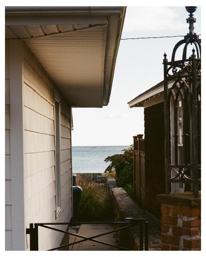 Window to the sea [Olympus Infinity Zoom, 38mm, Gold 200], shot on OLYMPUS INFINITY ZOOM