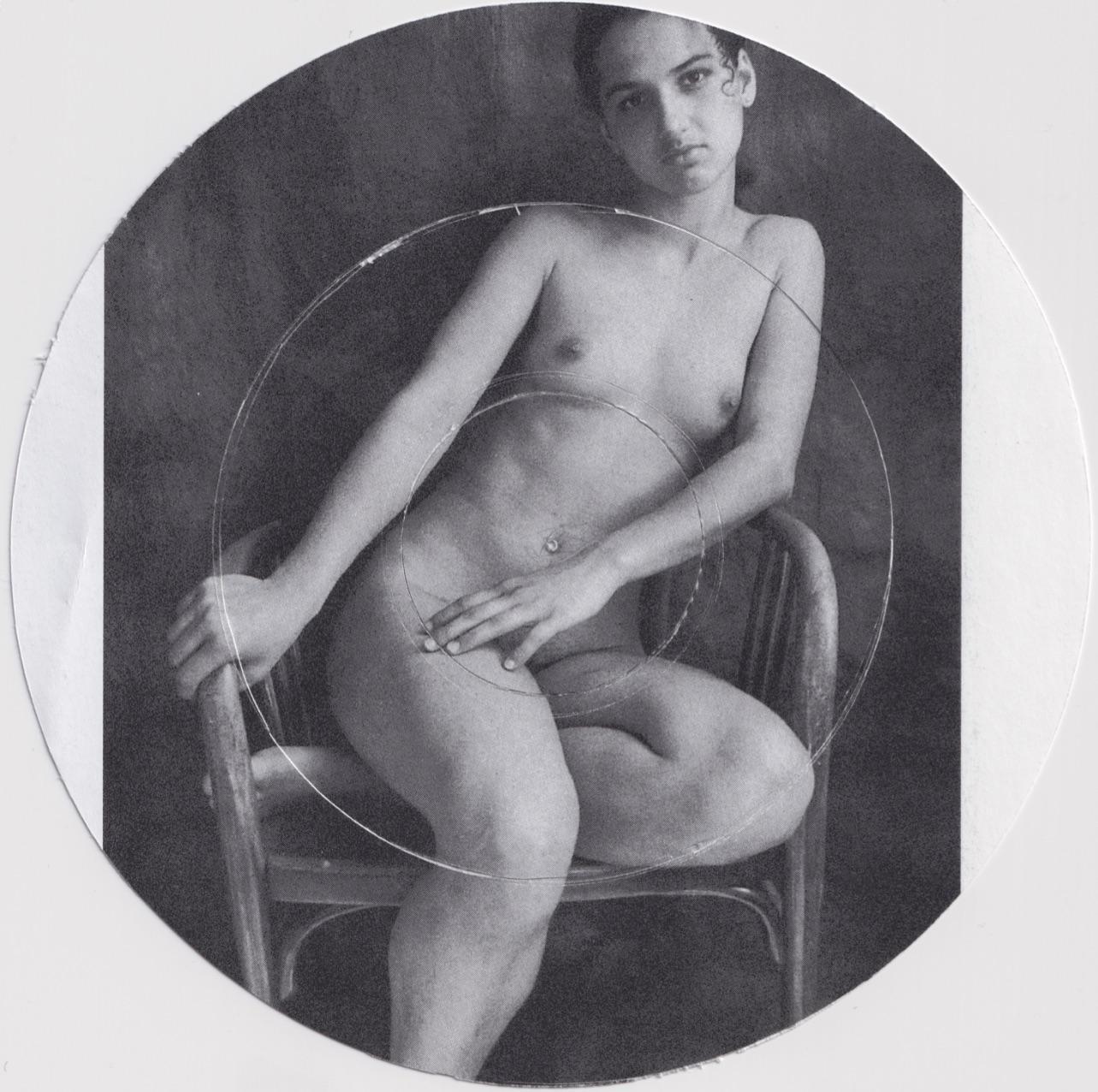 A nude woman sits on a wooden chair with her hand resting on her thigh, framed by two concentric circles.