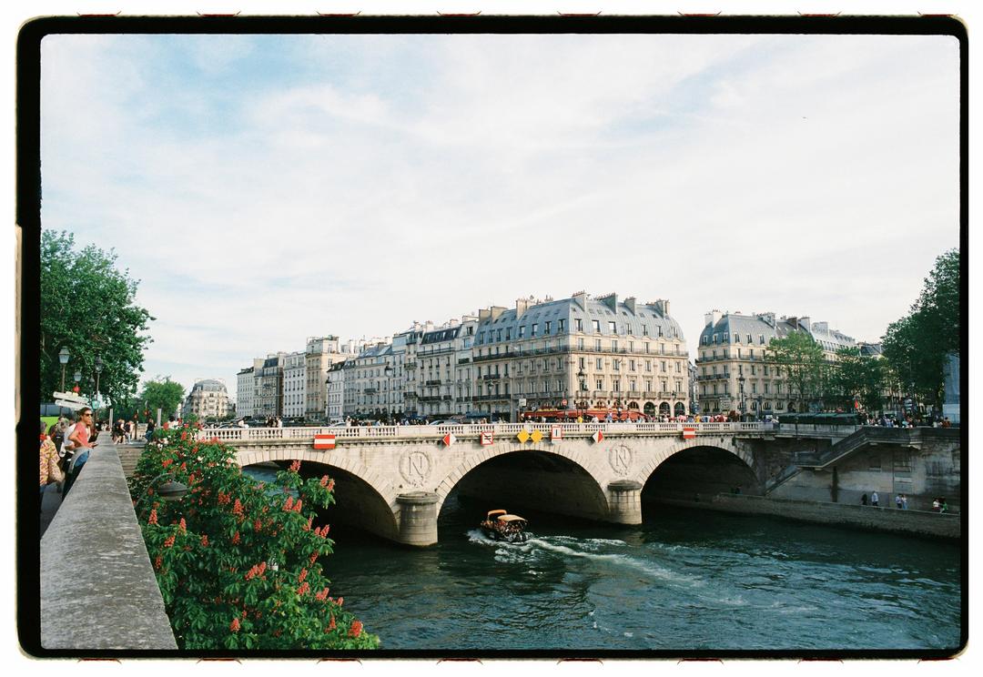 Spotted along the river Seine, Paris [Olympus OM20 - 28mm - Luckystar 400], shot on OLYMPUS OM-20