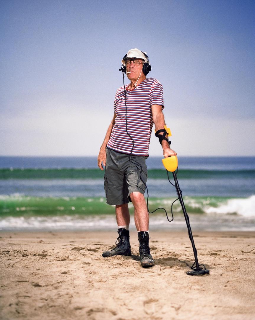 Shooting Jim during a hard day of work at Venice Beach, CA. RZ67 Pro II, RZ110mm, RZ 1.4 Teleconverter, Kodak Portra 160. [OC], shot on MAMIYA RZ67 PRO II